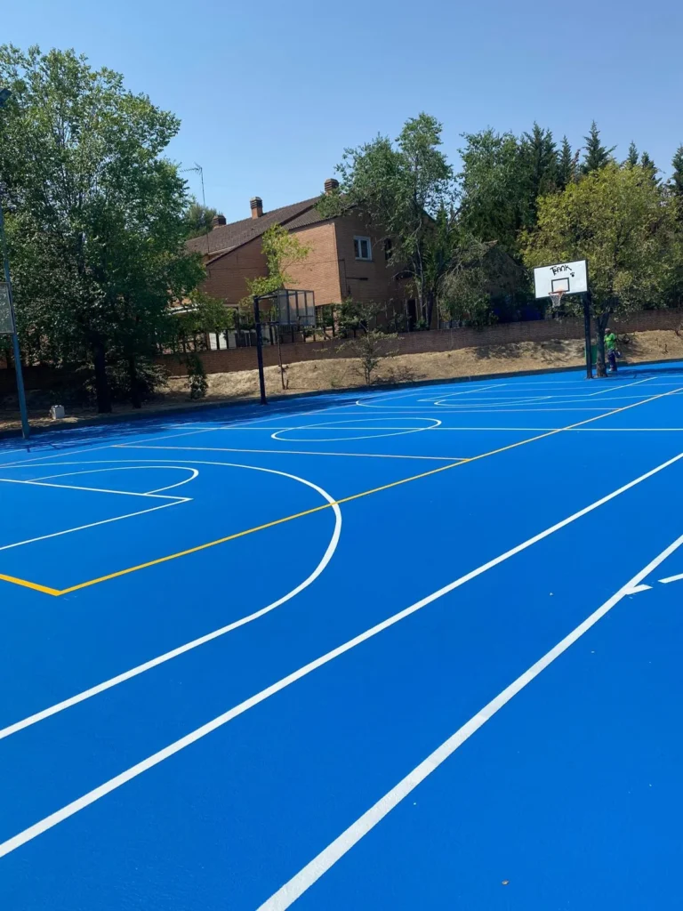 reparación de pistas deportivas. Cacha deportiva pintada con pintura antideslizante deportiva y marcada para practicar distintos deportes realizado por epoxtan