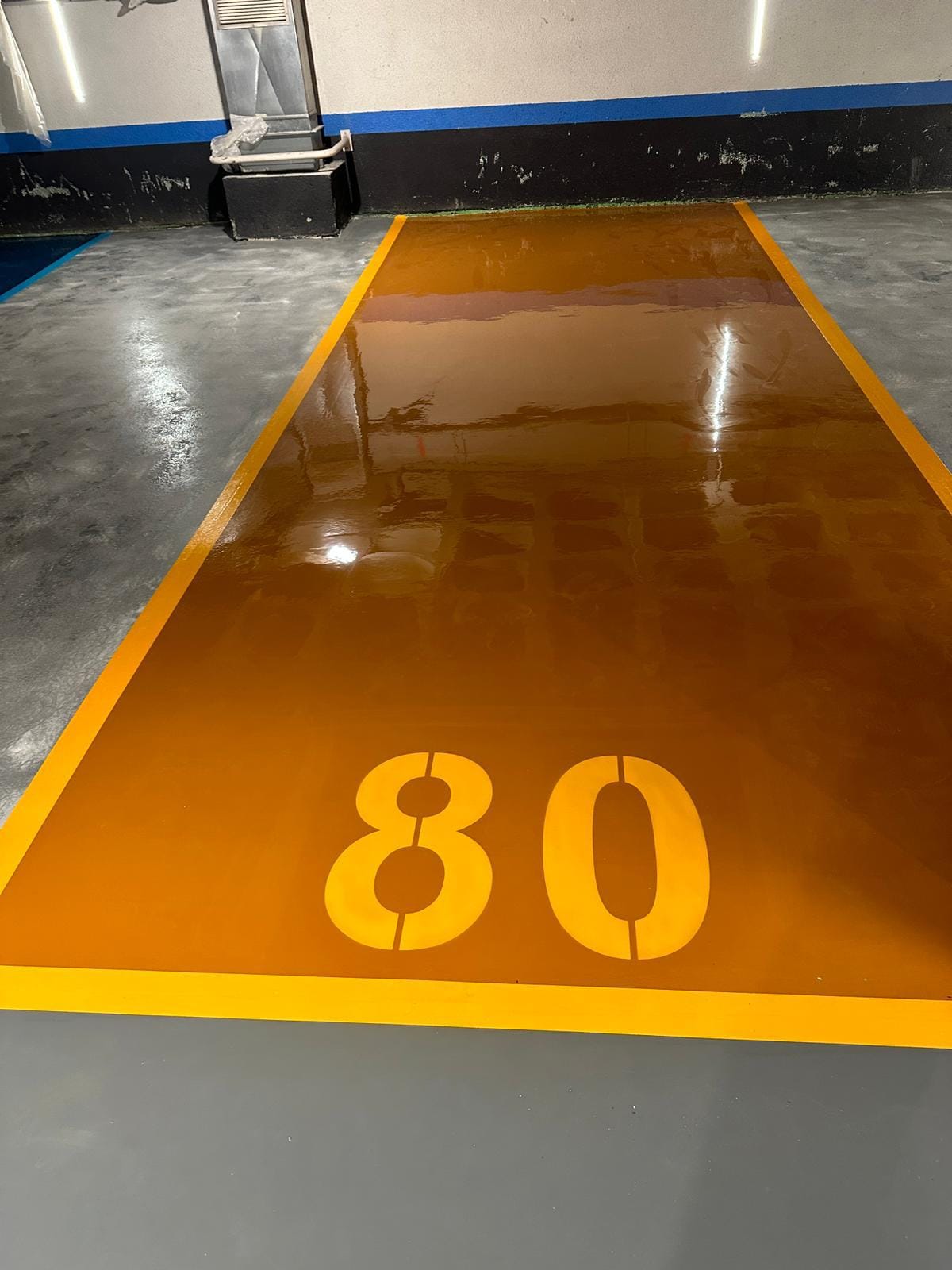 puestos de aparcamiento marcado y señalizado con el número 80 de color naranja