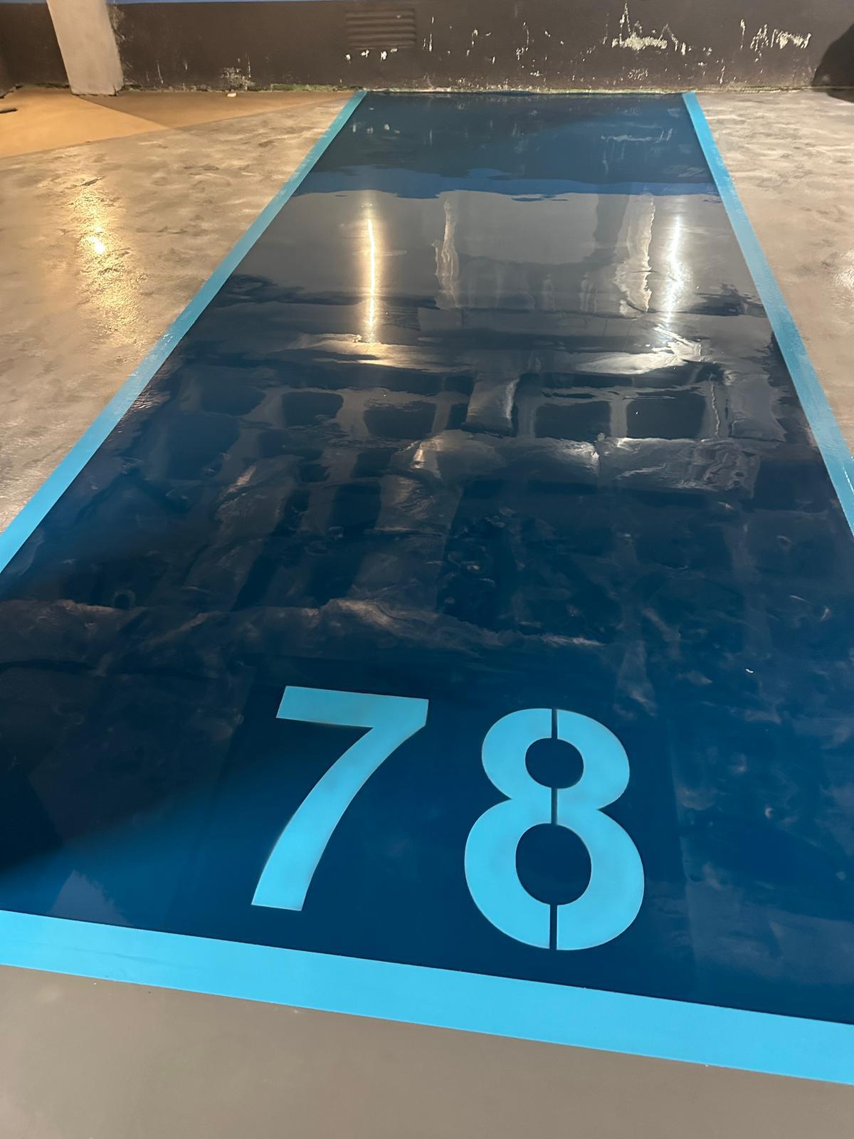 puesto de aparcamiento marcado por el servicio de marcaje de aparcamiento de epoxtan