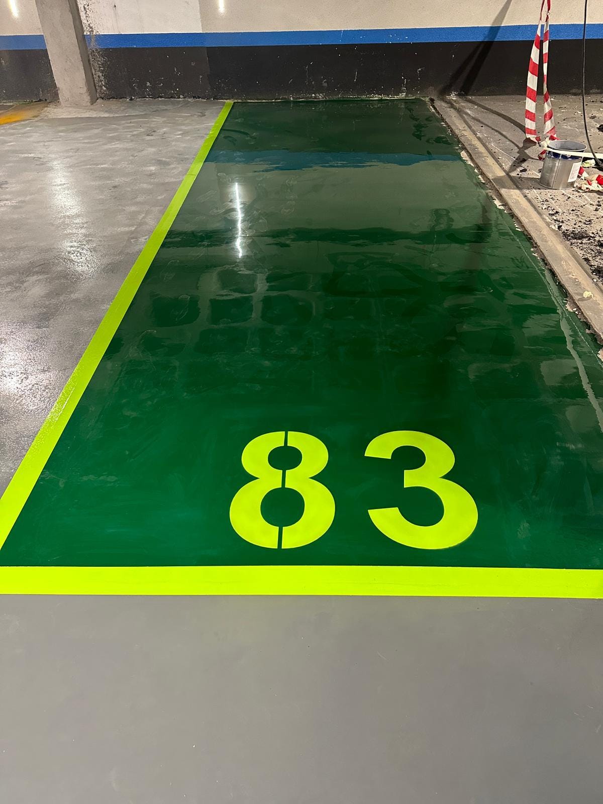 puesto de aparcamiento marcado con el número 83 por epoxtan