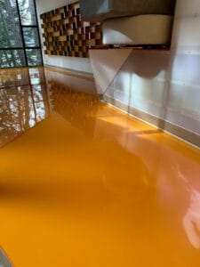 Pasillo oficina con resina epoxi decorativa, de colores, soluciones para interiores