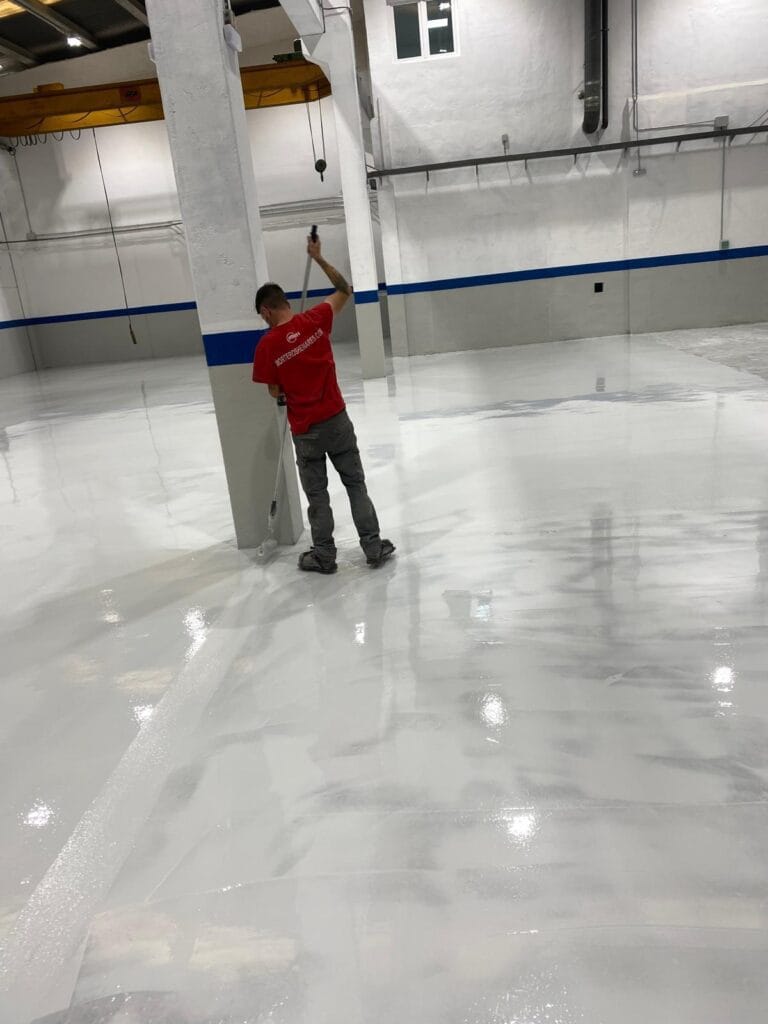 Trabajador de Epoxtan pavimentos y solados S.L. hacientdo mantenimiento de suelos. resina epoxi autonivelante
