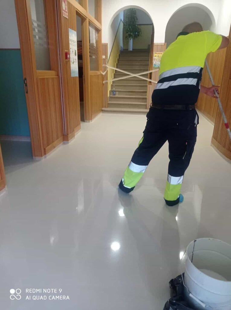 técnico de Epoxtan pavimentos y solados aplicando resina epoxi a suelos de interiores