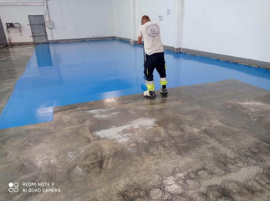 Técnico especialista en suelos, trabajos de Expoxtan soluciones en pavimentos y solados