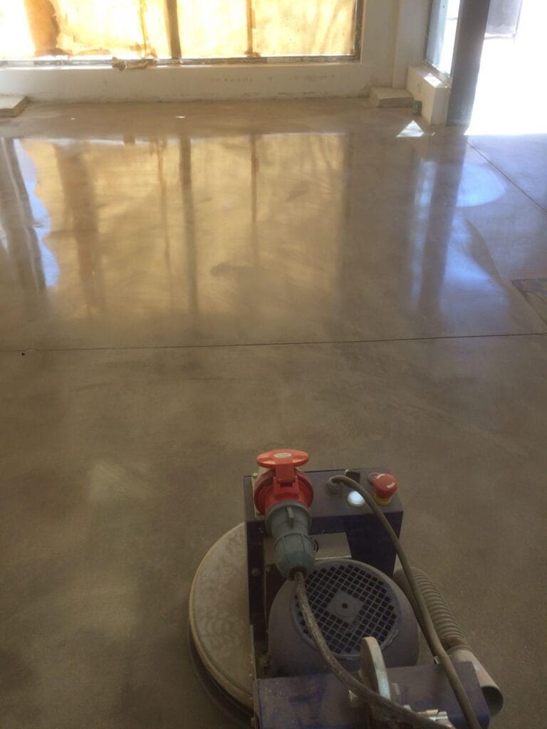 Pavimentos de litio, Tratamiento de silicato de litio, mantenimiento de pavimento de hormigón pulido con maquinaria industrial