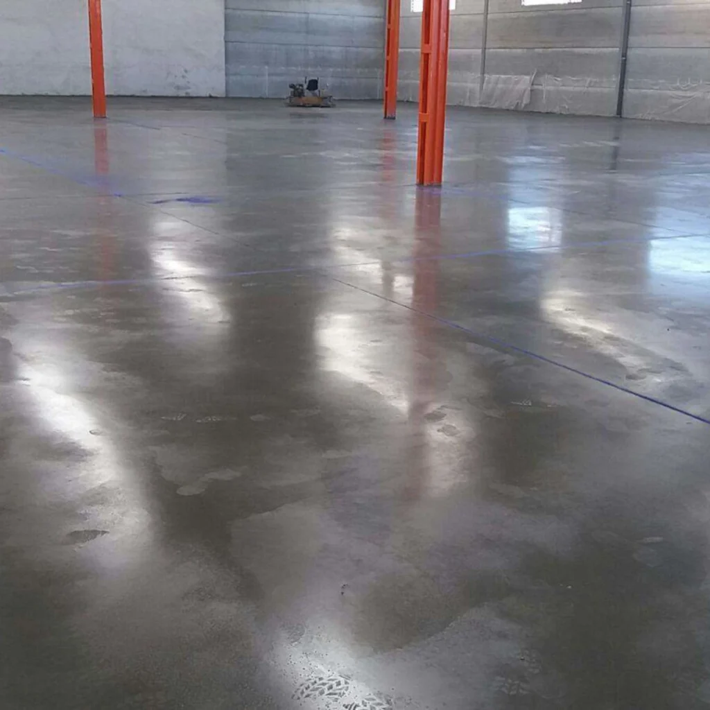 Pavimento de hormigón pulido, aplicado para una superficie industrial por epoxtan