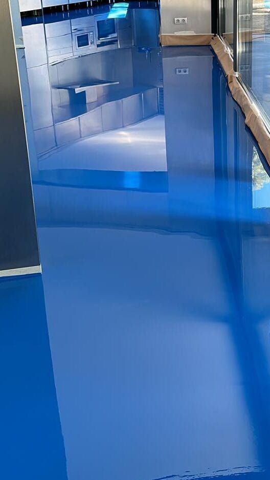 Aplicación de resina epoxi anti deslizante en cocina industrial