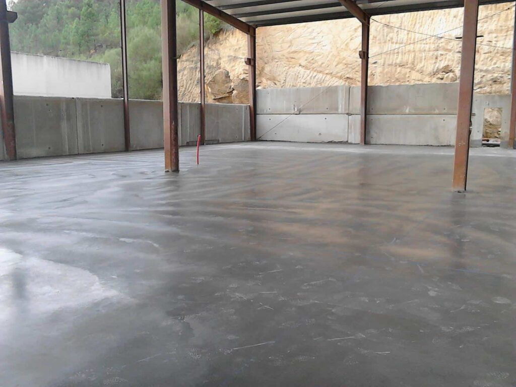 Aplicación de hormigón pulido en nave, Epoxtan Pavimentos y solados