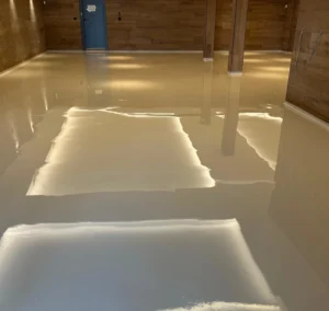 suelo blanco de resina epoxi