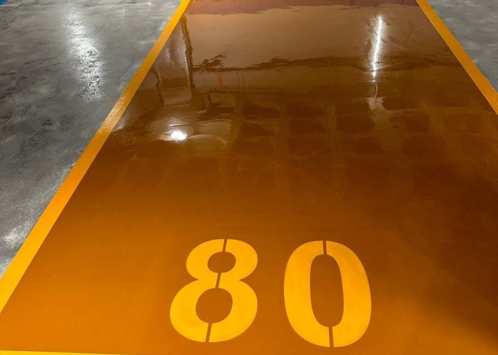 puestos de aparcamiento marcado y señalizado con el número 80 de color naranja
